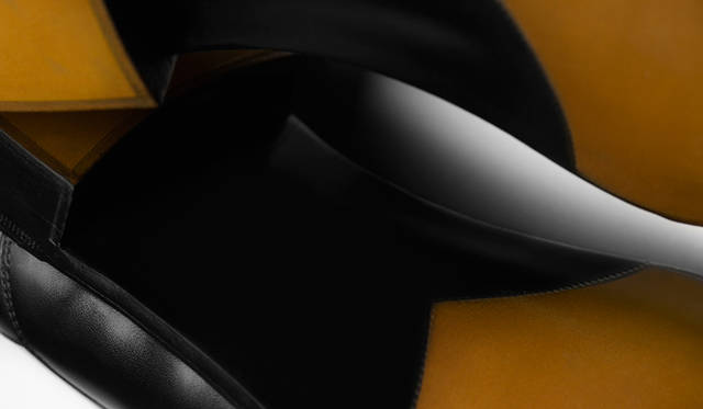 <b>MASSARO｜マサロ</b>　1足の靴を完成させるための、職人たちが費やす手作業による工程は40時間にもおよぶ。