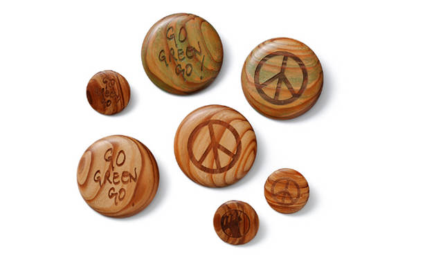 <b>more trees×Botanika ×BARNEYS NEW YORK｜モア・トゥリーズ×ボタニカ×バーニーズ　ニューヨーク</b>　12月12日（土）より店頭にて展開予定のスギの間伐材バッジ