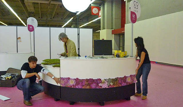 渡邉季穂｜ビューティエキスポ「ビヨンドビューティ パリ」にuka登場（前編）<br>カウンターのデコレーションももちろん手作業