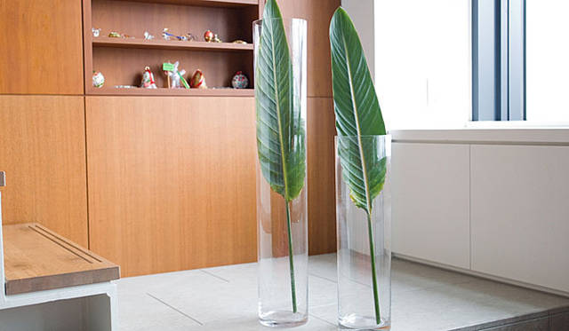 和気雅美│花器の選び方　背の高いガラス器はダイナミックなアレンジメントにはマストアイテム。中にいけても、または巨大アレンジメントにもいろいろバリエーション豊富にいけられる万能アイテム