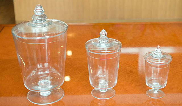 和気雅美│花器の選び方　蓋つきのキャンディージャーはセレクトショップで購入したもの。大・中・小と揃えて、器として代用します