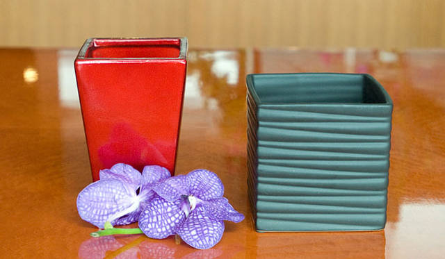 和気雅美│花器の選び方　色つきものを選ぶなら、黒や赤を選ぶのがFLORALUXE流ニューヨークスタイルの解釈