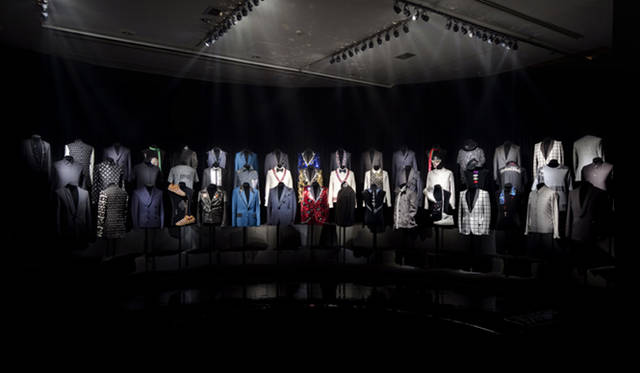 祐真朋樹｜CRYSTALLIZED™-Swarovski Elements</br>展示会場１階に飾られたルック。祐真さん曰く、「トルソーが並んでいるようすは三十三間堂を、床にクリスタライズが映り込むようすは平等院鳳凰堂をイメージした」とのこと。