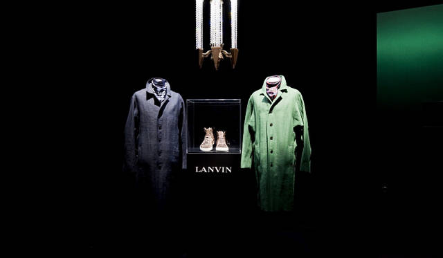 祐真朋樹｜CRYSTALLIZED™-Swarovski Elements</br>ランバンのルカ・オッセンドライバーによるスニーカー。シャンデリアはパリのコレクション会場をイメージして日本サイドで作ったもの。