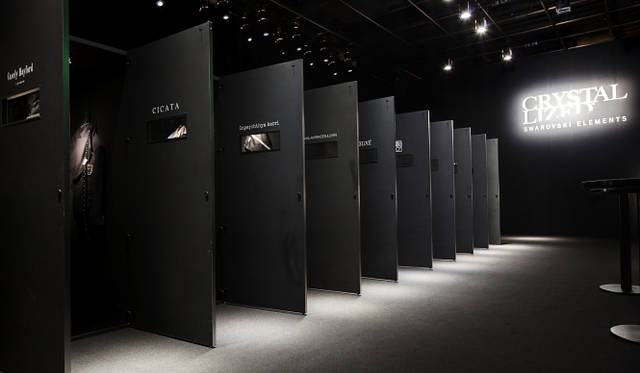 祐真朋樹｜CRYSTALLIZED™-Swarovski Elements</br>展示会場2階は、各12ブランドのアイテムががまるでロッカールームに納められたかのようなイメージ。それぞれのロッカーを開けると、中には秦淳司さん撮影によるモデル写真が貼られていた。