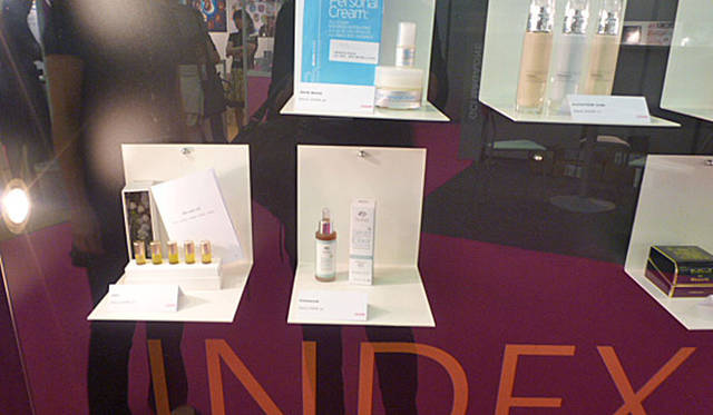 渡邉季穂｜ビューティエキスポ「ビヨンドビューティ パリ」にuka登場（後編）<br>インデックスコーナーに飾られたukaネイルオイル