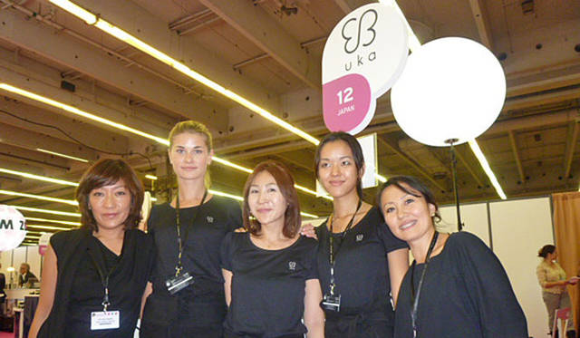 渡邉季穂｜ビューティエキスポ「ビヨンドビューティ パリ」にuka登場（後編）<br>ukaブースの頼もしいスタッフたち（中央：uka 青山店マネージャー 畑、右端：池田ゆかさん）