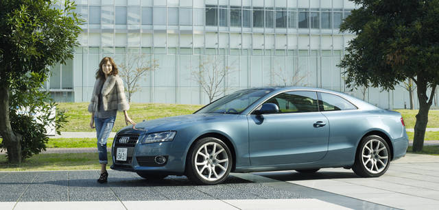 Audi A5｜アウディ A5 × 小泉里子｜ファーブルゾン 30万4500円(BODY DRESSING Deluxe Tel. 03-5467-0411)、カットソー 9450円(velvet／カイタックインターナショナル Tel. 03-5722-3684)、デニム 2万4150円(JOE’S／カイタックインターナショナル Tel. 03-5722-3684)、靴 3万1500円(ダンナ／トレトレ青山店 Tel. 03-5468-2262)