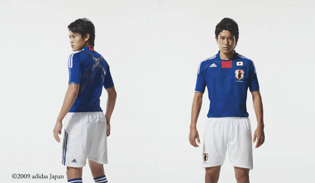 adidas｜サッカー日本代表 新オフィシャルホームユニフォーム｜内田篤人選手（左／テックフィット、右／フォーモーション）