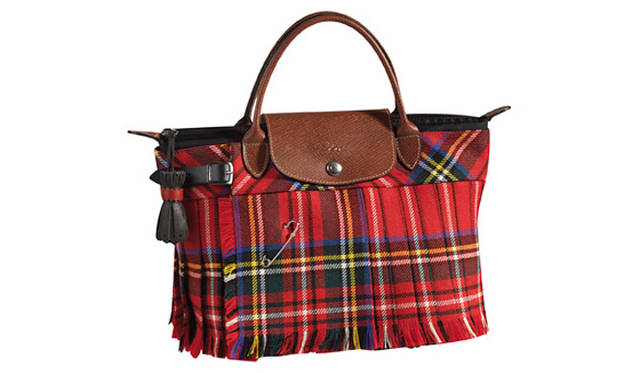 <strong>LONGCHAMP｜ロンシャン</strong><br />　「プリアージュ キルト」 レッド  価格｜3万9900円 ／ サイズ｜W21ｘH21ｘD14cm<br /><br />直営ブティックまたは一部百貨店にて展開