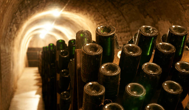 ボランジェ｜Bollinger｜ルミアージュ （瓶を回転させながら倒立させ澱を瓶口に集める作業）