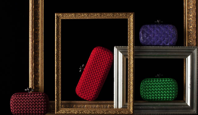 左から｜パープルからレッドのあいだの絶妙な色合いを出した。バッグ[W17×H10.5×D6cm]15万5400円、シグネチャーであるイントレチャートも、鮮やかなサテンで新鮮な表情。バッグ[W24.5×H9.5×D4cm]19万7400円、折り紙のようなデザインは、折りの内側がアイヤーズ（ミズヘビ）の表面となっている。バッグ[W17×H10.5×D6cm]26万400円、目の覚めるような鮮やかなグリーン。バッグ[W17×H10.5×D6cm]15万5400円（すべてボッテガ・ヴェネタ／ボッテガ・ヴェネタ ジャパン　0570-000-677）