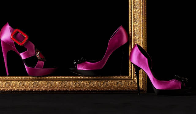 左から｜ハートモチーフやダイヤモチーフのビジューがほどこされて華やか。「オー ヘル」シューズ[H12cm]19万2150円、サイドのカッティングが美しい。「ハイ コート」シューズ[H12cm]19万8450円（ともにロジェ ヴィヴィエ／トッズ・ジャパン　0120-102-578