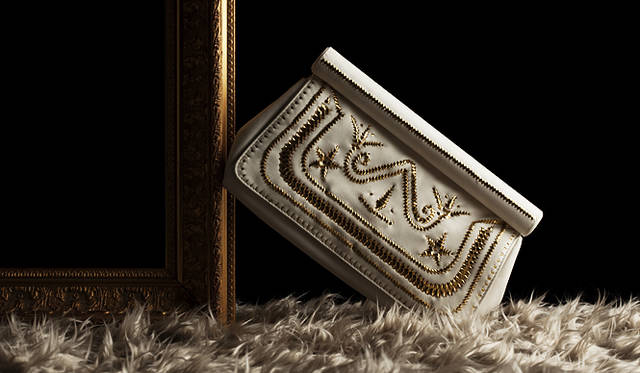 白のレザーにゴールドの糸を織り込んで。クラッチバッグながらも、ほどよい収納力もうれしい。バッグ[W26×H15cm]17万5350円（ジバンシィ バイ リカルド ティッシ／サードカルチャー　Tel. 03-5448-9138）