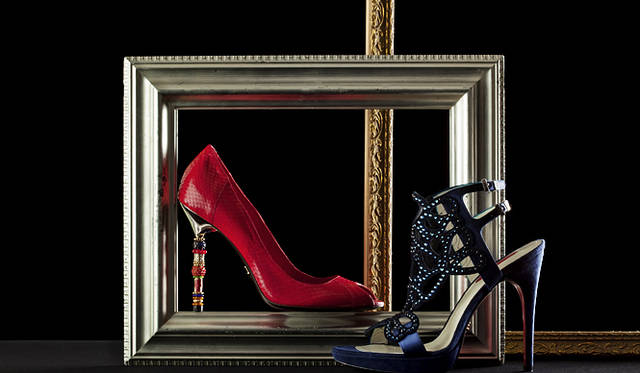 左から｜ヒールにビーズがほどこされ、まるで伝統工芸品のような美しさ。シューズ[H11cm]10万5000円、フロントにあしらわれたブルーのスワロフスキーに、レッドソールが映える。シューズ[H13cm]9万1350円（ともにチェザレ パチョッティ／M INC　Tel. 03-3498-6633）