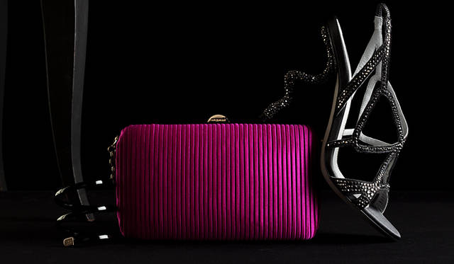 シルクサテンのプリーツ加工が艶やかな印象。スパイラルブレスレットを手首に巻きつけることで手元もエレガントな印象に。バッグ[W18×H11×D3cm]12万8100円、ビジューのちりばめられたスパイラル状のヒールは、それだけで注目の的になること間違いなし。シューズ[H10.5cm]32万1300円（ともにセルジオ・ロッシ／グッチ グループ ジャパン セルジオ・ロッシ ディビジョン　0570-016600　）