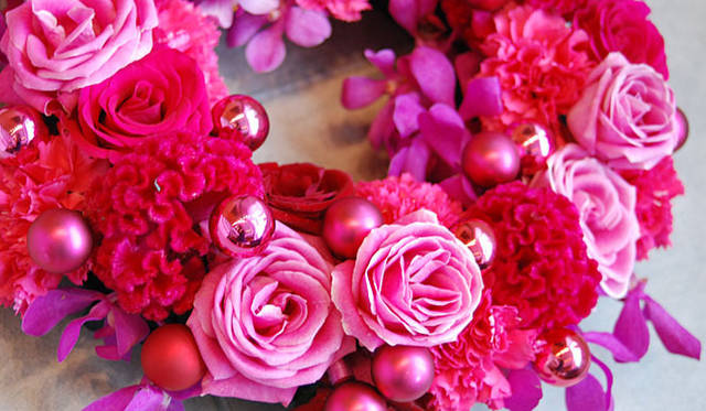 和気雅美│さまざまな花材をミックスさせ、赤～ピンクのグラデーションを描いたエレガントなリース