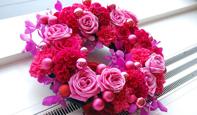 和気雅美│さまざまな花材をミックスさせ、赤～ピンクのグラデーションを描いたエレガントなリース