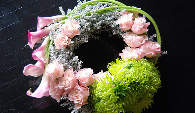 和気雅美│カラーの茎をカーブさせて優美なラインをポイントにしたコンテンポラリーなリース