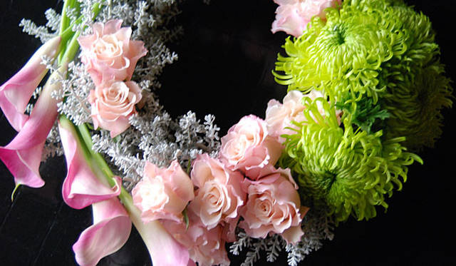 和気雅美│カラーの茎をカーブさせて優美なラインをポイントにしたコンテンポラリーなリース