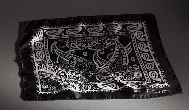 <strong>ETRO｜エトロ</strong>　ポケットチーフ1万4700円（シルク100％）