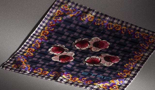 <strong>ETRO｜エトロ</strong>　ポケットチーフ1万4700円（シルク100％）