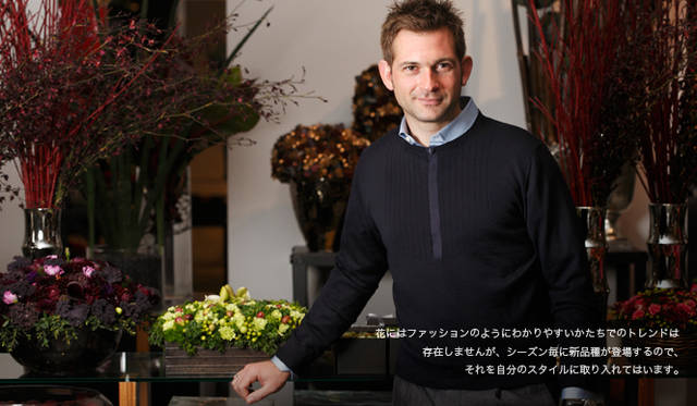  胸もとのグログランテープがランバンらしいヘンリーネックニット 2万9400円、シャツ 2万6250円、パンツ 3万1500円