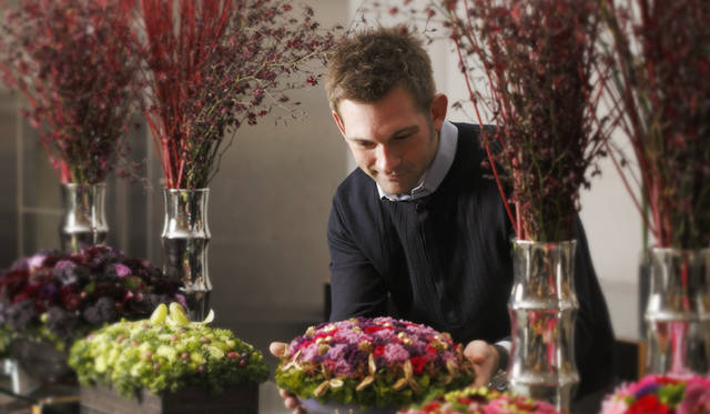  ヘンリーネックニット 2万9400円、シャツ 2万6250円