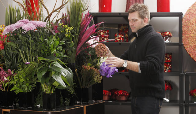  カシミアニットブルゾン 18万9000円、タートルネックカットソー 1万8900円、デニム 2万6250円