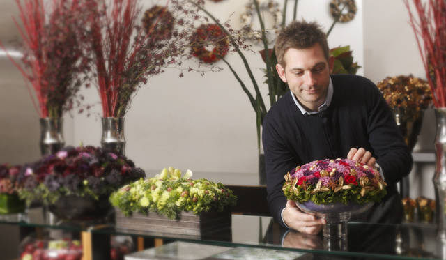  ヘンリーネックニット 2万9400円、シャツ 2万6250円、パンツ 3万1500円