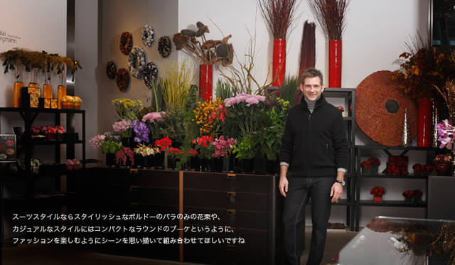  カシミアニットブルゾン 18万9000円、タートルネックカットソー 1万8900円、デニム 2万6250円