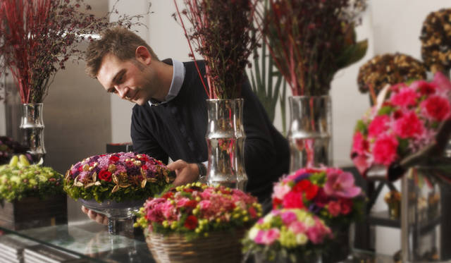  ヘンリーネックニット 2万9400円、シャツ 2万6250円