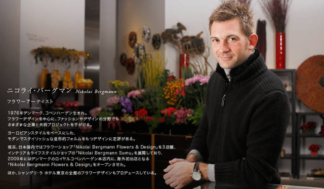  カシミアニットブルゾン 18万9000円、タートルネックカットソー 1万8900円