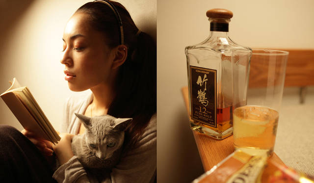 連載・田中玲｜其の六「柔らかい夜」　ウイスキーの夜は小説と愛猫が最高のお供です。愛飲の『竹鶴12』くせの無い飲み易いウイスキー。ロゴと木 の蓋が大人の渋さを放っています。 