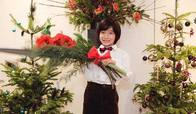 和気雅美│７歳の息子・涼翔（りょうが）もアマリリスのブーケを手に