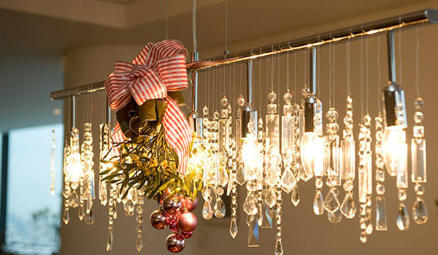 和気雅美│ヤドリギをブーケに束ねてシャンデリアに