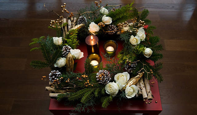 和気雅美│雪のような白いバラの清楚さが際立つスクエアのリース