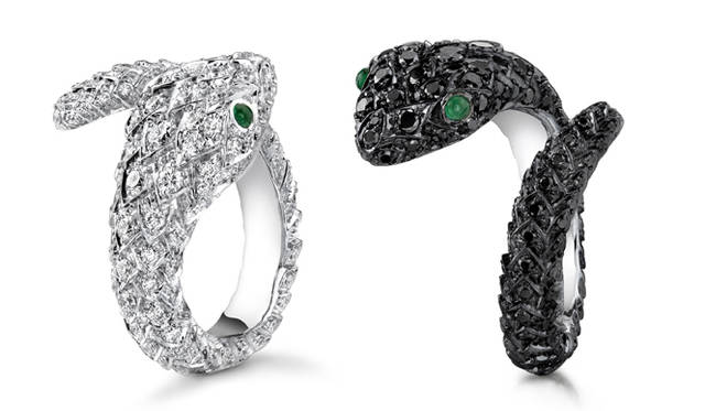 Asprey｜スネークのもつ守護のイメージを連想させるリング。カボションカットのエメラルドが優しい目の印象を作りだしている。手もとでなめらかな質感を出すため、ひとつひとつの石の配置にも気を配りスネークの動きを表現。「プロテクター コレクション リング」左から｜[WG×ダイヤモンド×エメラルド]95万円、[WG×ブラックダイヤモンド×エメラルド]52万円／アスプレイ ジャパン