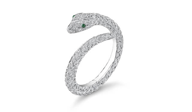 Asprey｜贅たくなダイヤモンドブレスレットは単品または重ねてスネークモチーフを絡ませるようにも使え、肌に沿うような着け心地を追求するために石の配置やバングルの開閉にも新技術を用いて工夫をほどこしている。「プロテクター コレクション バングル」[WG×ダイヤモンド×エメラルド]445万円／アスプレイ ジャパン