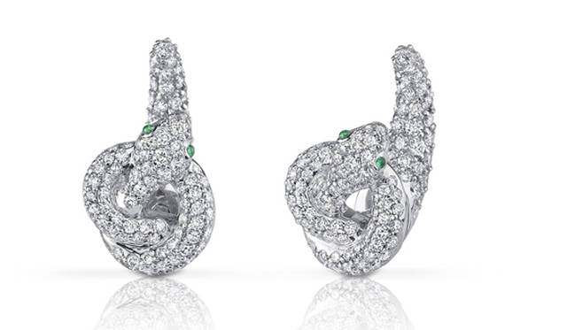 Asprey｜154個の石をセッティングしたピアスは、スネークの体が耳の前と後ろから出ているように見える立体的でユニークなデザイン。「プロテクター コレクション イヤリング」[WG×ダイヤモンド×エメラルド]54万円／アスプレイ ジャパン