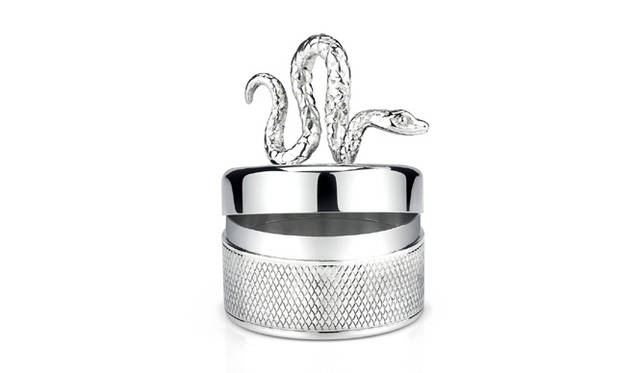 Asprey｜スネークスキンを再現するため、ギローシュをほどこしたボックスは、なめらかなポリッシュ部分とスネークパターンのコントラストが美しいデザイン。ボックスの中には子どもの抜けた乳歯を入れておくと、トゥースフェアリー（歯の妖精）がやって来てコインを入れてくれるという言い伝えのあるイギリスならではのシルバー製品。「プロテクター コレクション トゥースボックス」[スターリング シルバー] 13万円／アスプレイ ジャパン