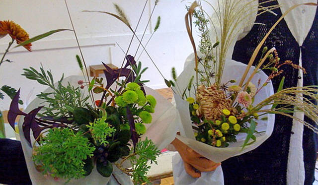 塚田有一│みどりの触知学　重陽の節供で。庭からいただいた植物と一緒に束ねた