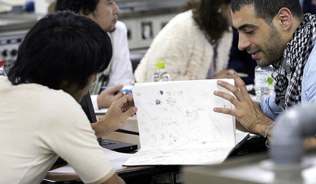 三原康裕的日本モノづくり｜デザインを話合い検討する三原さんとフッサムさん。