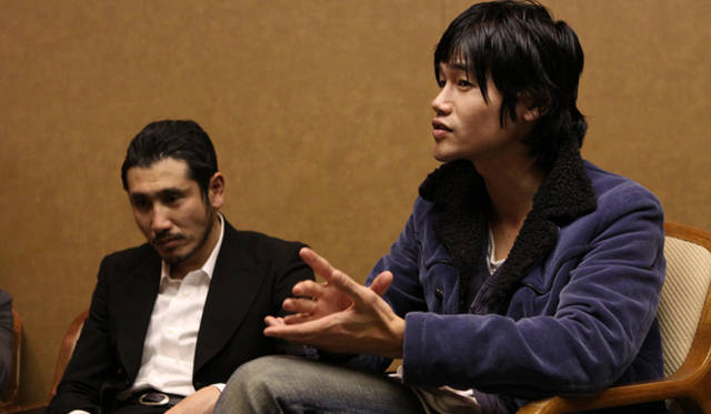 MOVIE｜ 『蘇りの血』　（手前）伊賀大介さん、（奥）渋川清彦さん