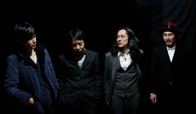 MOVIE｜ 『蘇りの血』　左から伊賀大介さん、豊田利晃監督、中村達也さん、渋川清彦さん