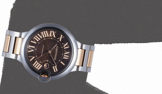 ｜カルティエの「バロンブルー」から今年登場したのは、チョコレートカラーのダイアルにステンレススチールとピンクゴールドの組み合わせがモダンなタイプ。リュウズの鮮やかなブルーをポイントにして。「バロンブルー ドゥ カルティエ」ウォッチ　LM [SS×PG]81万2000円（カルティエ／カルティエ カスタマー サービスセンター  0120-301-757）