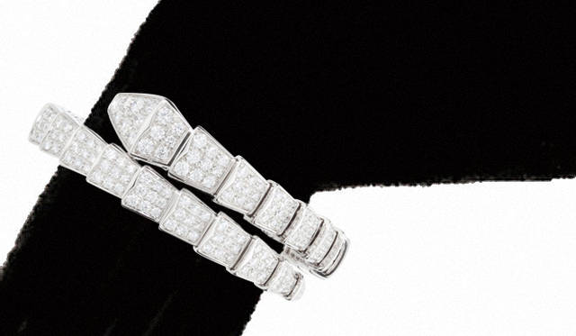 ｜巻きつくようなデザインながら、動きがとてもしなやか。自立した強さと、女性としての愛情豊かな女性にこそ似合うアイテム。「セルペンティ」バングル[WG×ダイヤモンド]459万9000円（ブルガリ／ブルガリ ジャパン Tel. 03-6362-0100）