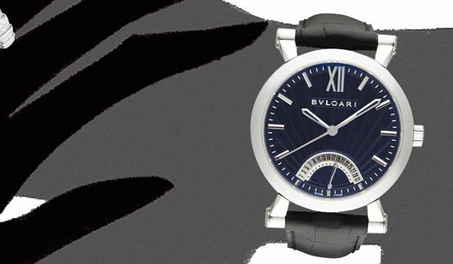 ｜ブランド創設125周年記念ウォッチ。創設当時から「正統派のスタイル」であることより「モダンな革新者」であることを選びつづけてきたブルガリならではのエッセンスが凝縮されている。繊細なエンボス加工、曲線を描く幾何学的効果、職人がすべて手作業でセットしたサファイアクリスタルの輝き……目に見えない部分にまでこだわった稀有な美しさが光る。「ソティリオ・ブルガリ デート レトログラード」ウォッチ[SS×アリゲーター]73万5000円（ブルガリ／ブルガリ ジャパン Tel. 03-6362-0100）
