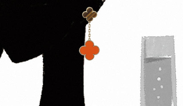 ｜情熱的に、センシュアルに。マジック アルハンブラ コレクションから今季新たな組み合わせが登場。小さなタイガーズアイのクローバーから繊細なイエローゴールドでつながれたカーネリアンのクローバーが揺れる。「マジック アルハンブラ」イヤクリップ[YG×タイガーズアイ×カーネリアン]57万7500円（ヴァン クリーフ＆アーペル Tel. 03-3569-0711）