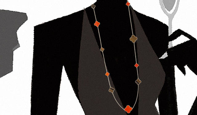 ｜繊細なイエローゴールドチェーンに3枚の大きさの異なる四つ葉のクローバーモチーフを組み合わせたロングネックレス。どこかミステリアスな雰囲気を香らせて。「マジックアルハンブラ」ネックレス[YG×タイガーズアイ×カーネリアン]203万7000円（ヴァン クリーフ＆アーペル Tel. 03-3569-0711）